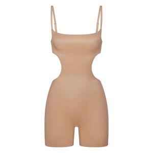 NWT G1 4X SKIMS Barely There Cut Out Mid Thigh Bodysuit - Clay